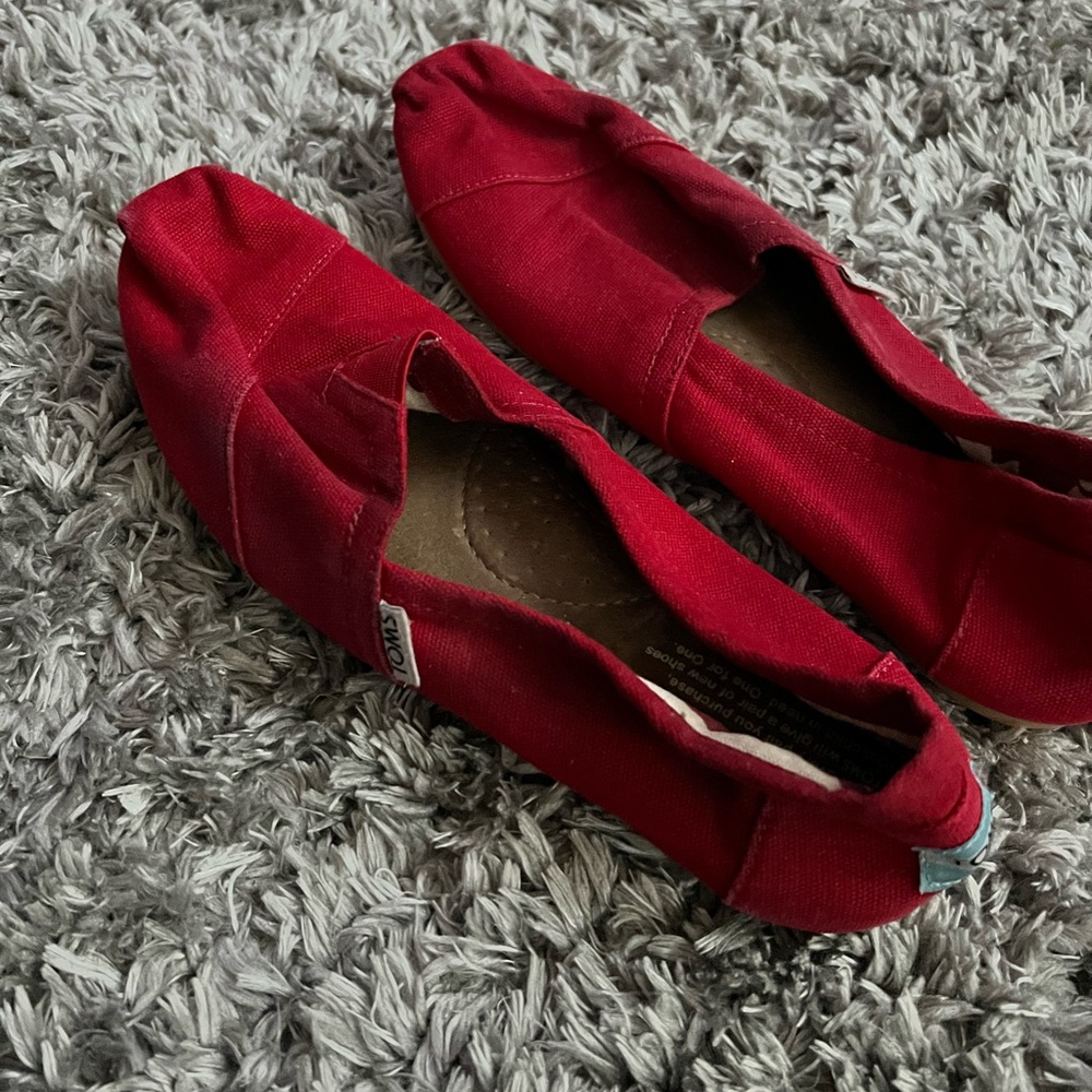 Toms, red